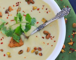 Creamy Cauliflower Soup w/ Pistachio Harissa Pesto//The Spicy RD #glutenfree #vegan