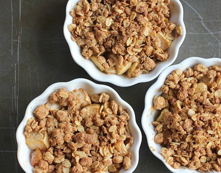 Gluten Free Oatmeal Apple Crisp Recipe #healthyrecipes #fallrecipes