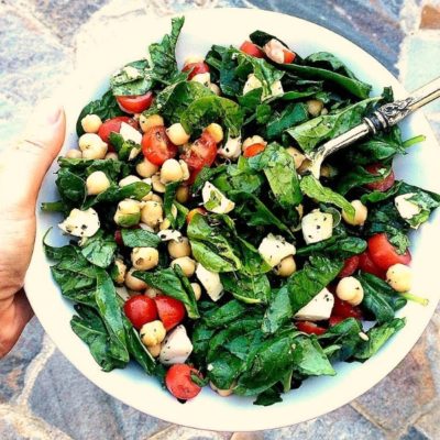 Got 5 minutes to spare? Whip up this healthy and delicious Spinach, Mozzarella, Tomato, and Chickpea Salad!