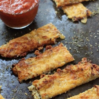 Cauliflower Cheese Bread w/ Marinara Dipping Sauce { Gluten-Free, Low Carb, Grain Free } | Get the recipe @thespicyrd