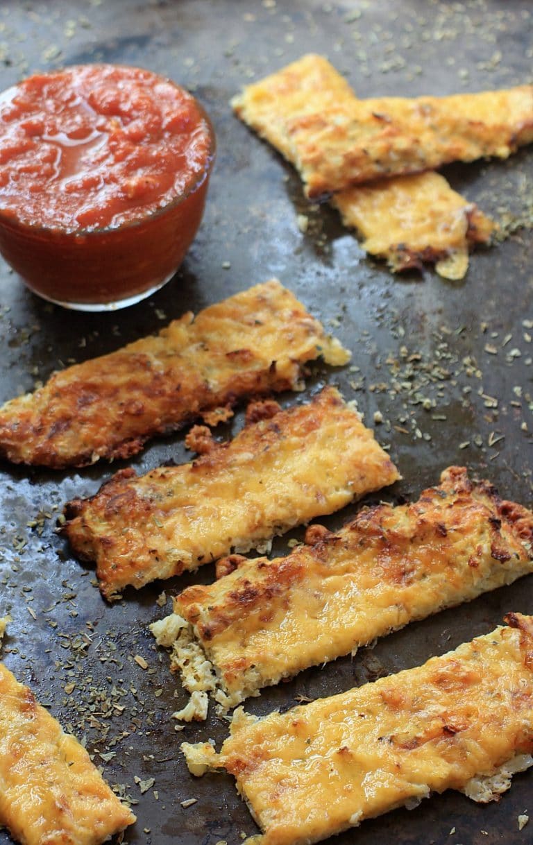 Cauliflower Cheese Bread w/ Marinara Dipping Sauce { Gluten-Free, Low Carb, Grain Free } | Get the recipe @thespicyrd