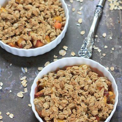 Simple, healthy, and delicious! You'll love this Easy Peach Crisp with gluten free oats, chia seeds, and ripe, summer sweet peaches! | Recipe @thespicyrd www.eastewart.com