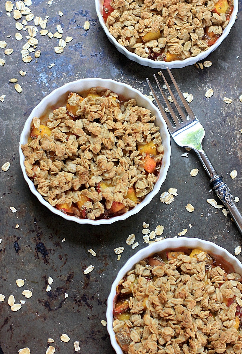 Easy Peach Crips with Ginger and Chia Seeds | Recipe @thespicyrd www.eastewart.com