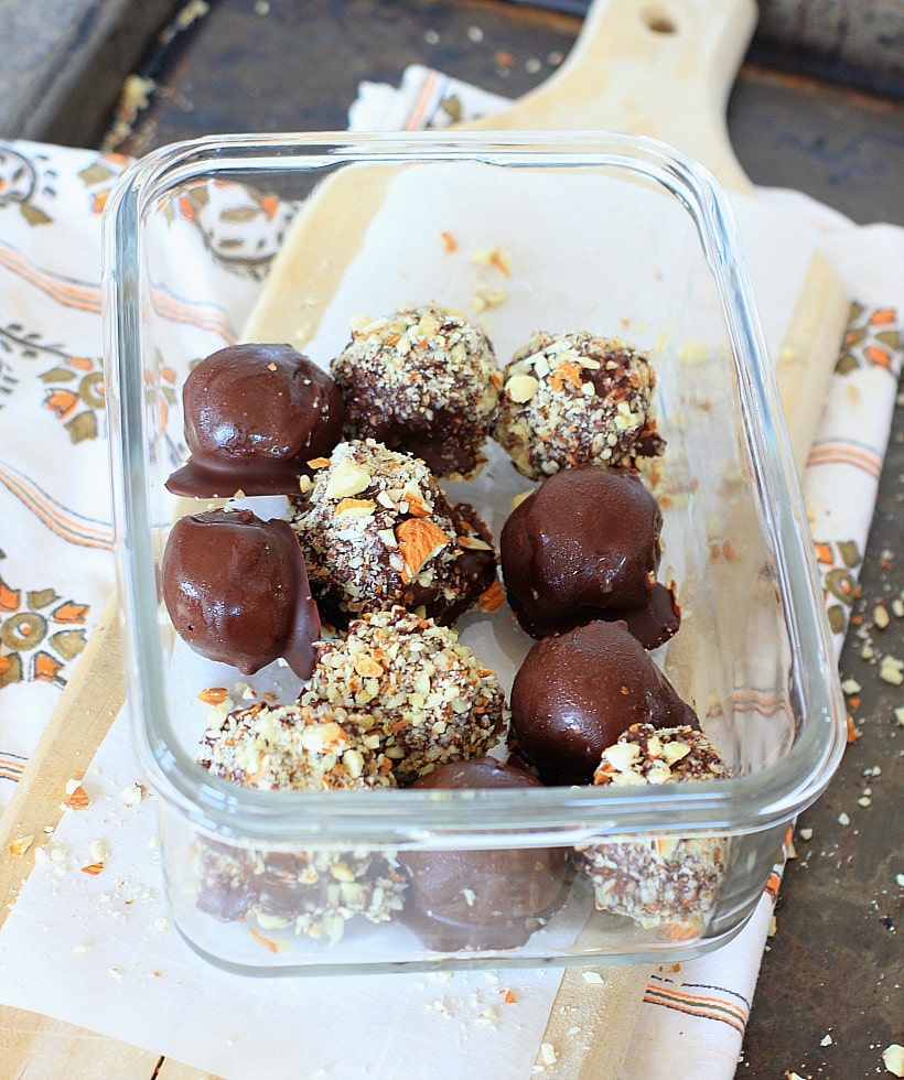 Healthy, make-ahead freezer treat! Pumpkin Spice Truffles with Almonds and Dark Chocolate #AD | Recipe @thespicyrd www.eastewart.com