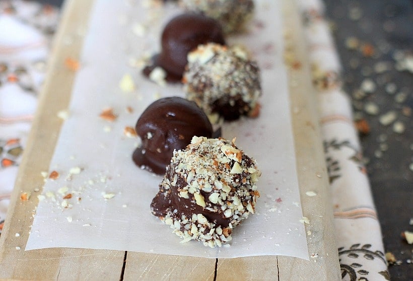 The perfect make-ahead healthy treat! Easy Pumpkin Spice Truffles #AD | Get the recipe @thespicyrd www.eastewart.com