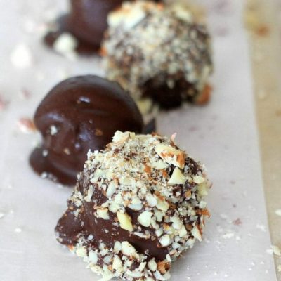 Easy Pumpkin Spice Truffles w/ Almonds and Dark Chocolate ~ A healthy treat that's gluten-free, low FODMAP & dairy free. | Get the recipe at The Spicy RD