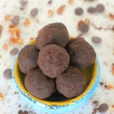 Happy Belly Brownie Bites! You'd never guess that these luscious, super chocolaty Brownie Bites are made with organic green banana flour, a resistant starch that helps promote a happy, healthy gut microbiome! | This no-bake recipe takes less than 5 minutes to make and is vegan, gluten free, and grain free