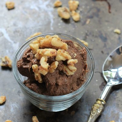 A healthy treat! Chocolate Cheesecake Cookie Dough | Made with only 5 ingredients, this no-bake edible cookie dough will satisfy ALL your chocolate cravings! Get the grain free, low FDMAP option recipe + more healthy gluten free recipes at The Spicy RD