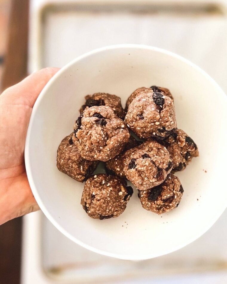 Oatmeal Cookie Dough Bites. No Bake, Healthy, Delicious!